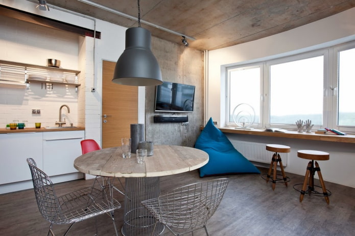 Holztisch im Interieur im Loft-Stil