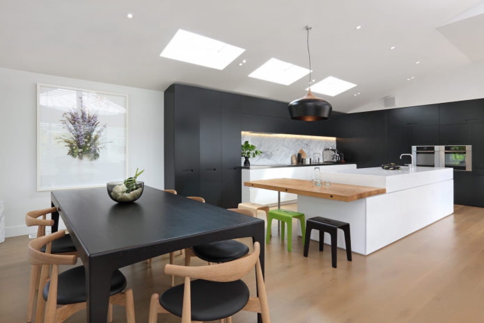 Holztisch im Interieur im Hightech-Stil