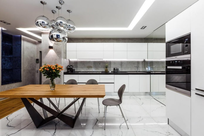 Holztisch in einem Interieur im modernen Stil