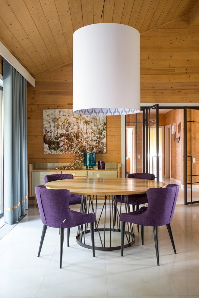 Holztisch mit Metallfuß im Innenraum