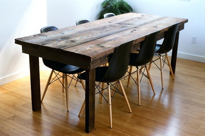 Tisch aus verkohltem Holz im Innenraum