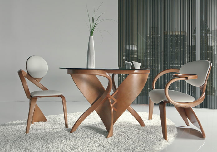 Tisch aus gebogenem Holz im Innenraum