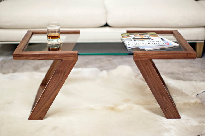 Holztisch mit Glaseinsätzen im Innenraum