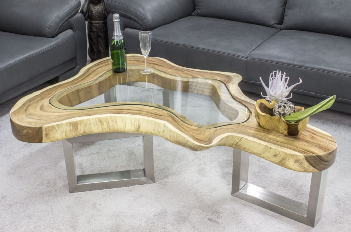 Holztisch mit Glaseinsätzen im Innenraum