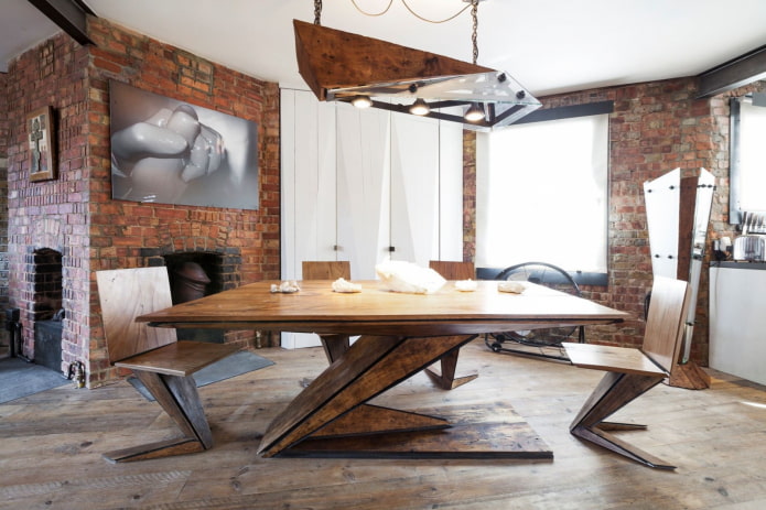 Holztisch im Interieur im Loft-Stil