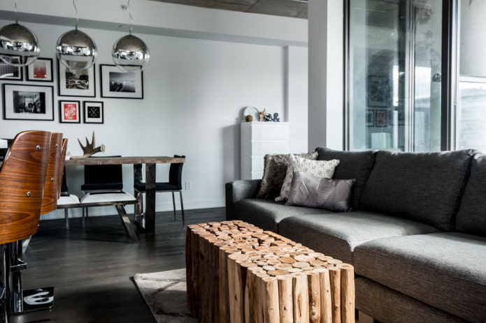 Holztisch im Wohnzimmer