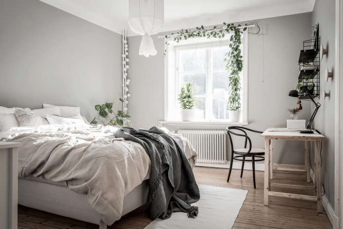 Holztisch im Schlafzimmer