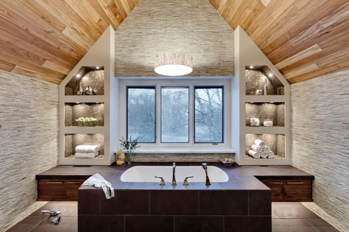 Holzdecke im Badezimmer
