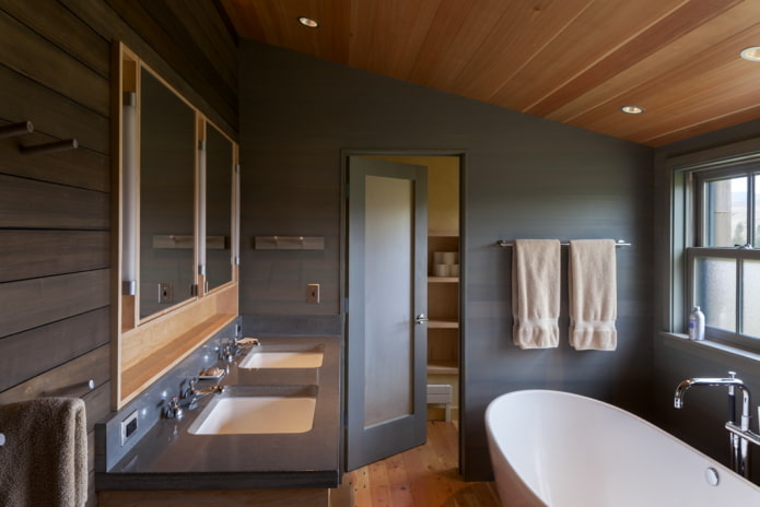 Holzdecke im Badezimmer
