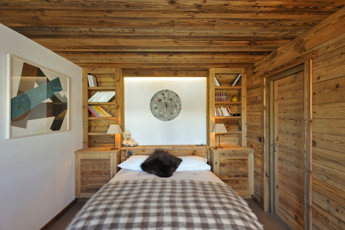 Holzdecke, die in die Wand übergeht