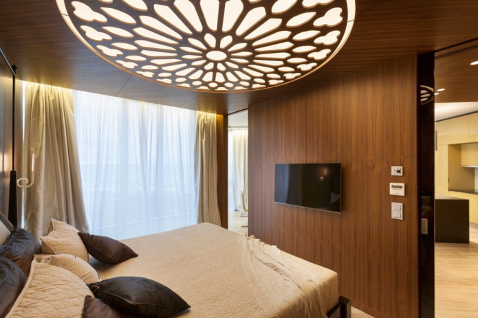 Geschnitzte Holzdecke im Schlafzimmer