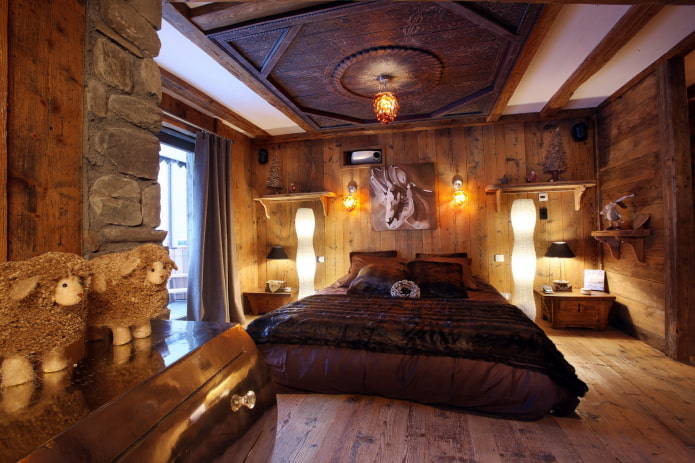 Holzdecke im Chalet-Stil