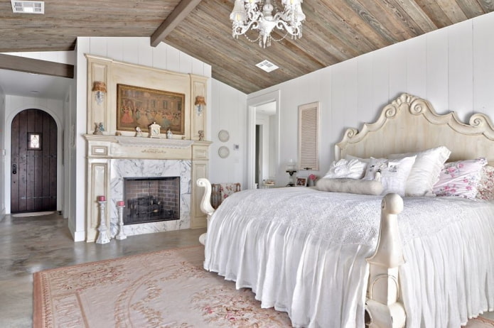 Holzdecke im Schlafzimmer