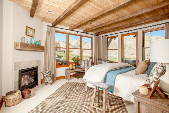 Holzdecke mit Balken im Schlafzimmer