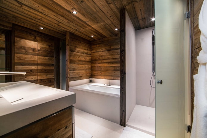 Holzdecke im Badezimmer
