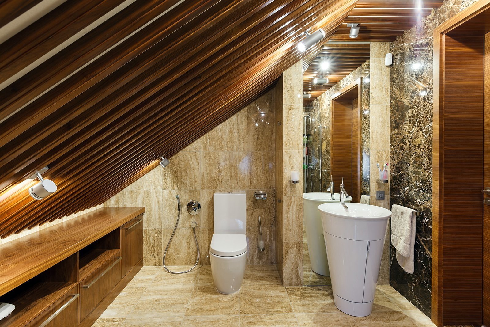 Decke im Badezimmer im Dachgeschoss