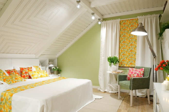 weiße Holzdecke im Schlafzimmer