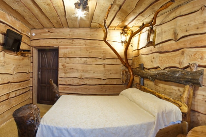 Decke aus Holzschnitten im Schlafzimmer