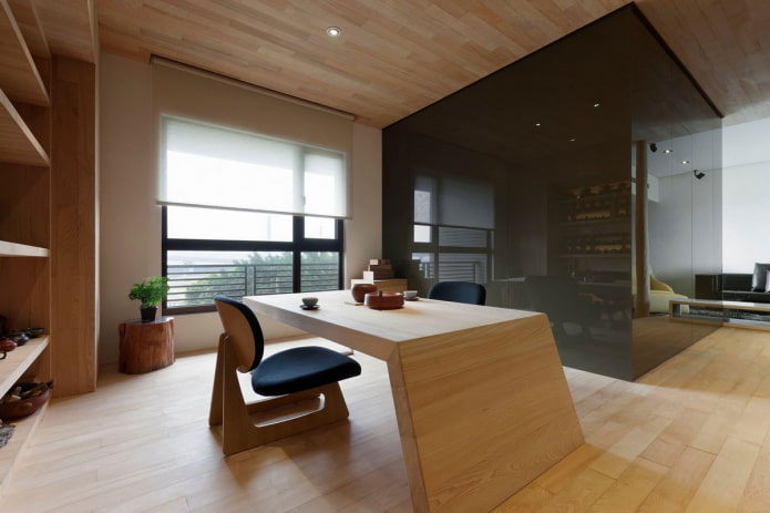 Holzdecke im minimalistischen Stil