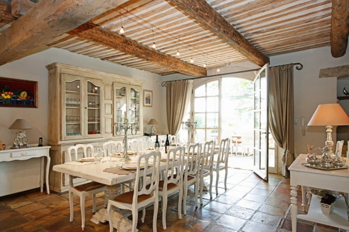 Holzdecke im Provence-Stil