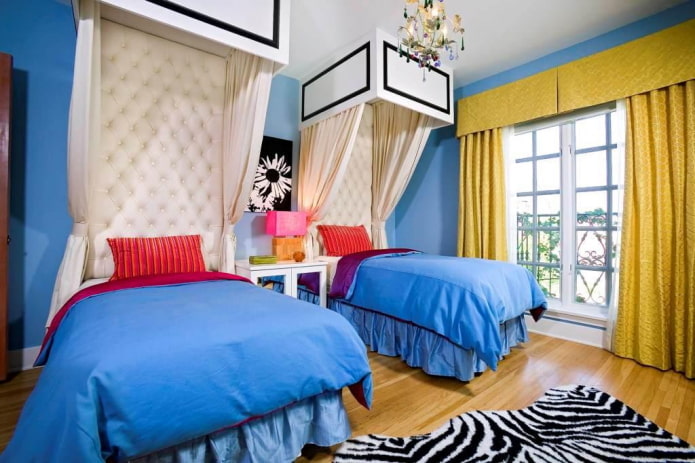 Schlafzimmer mit Baldachinen