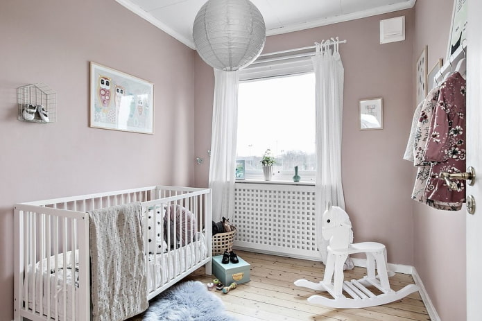 Design eines Kinderzimmers für ein neugeborenes Mädchen