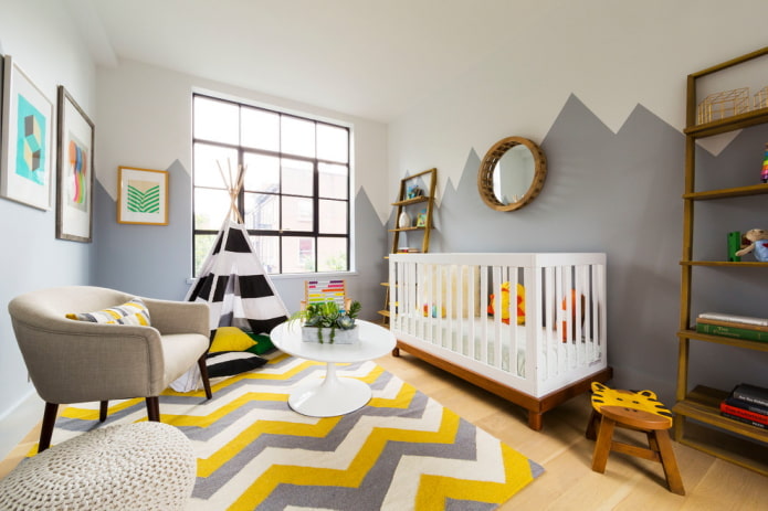 Dekor und Textilien im Interieur eines Kinderzimmers