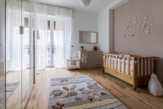 Dekor und Textilien im Interieur eines Kinderzimmers