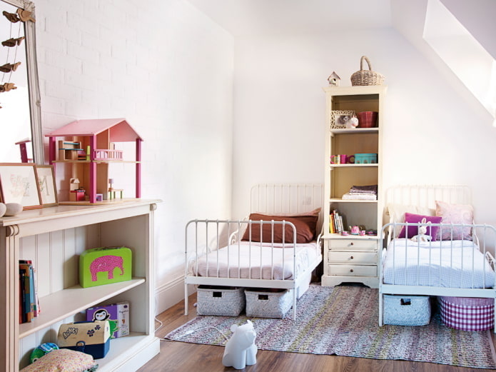 Aufbewahrung von Dingen im Schlafzimmer für Kinder unterschiedlichen Geschlechts