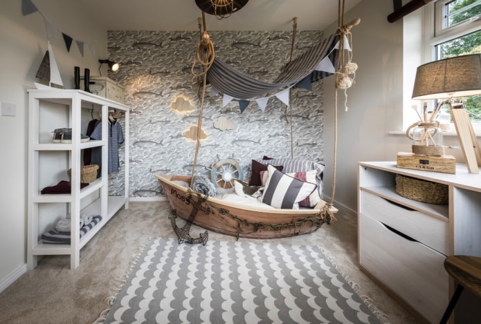 Möbel im Interieur des Kinderzimmers im Marinestil