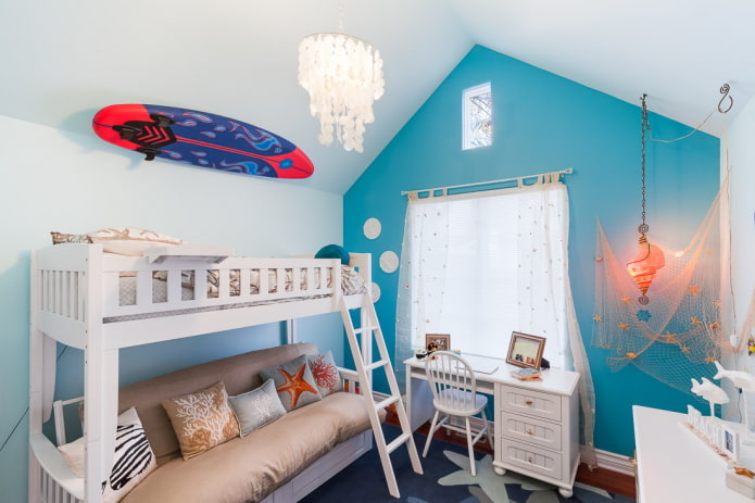 Dekor und Textilien im Interieur eines Kinderzimmers im Marinestil
