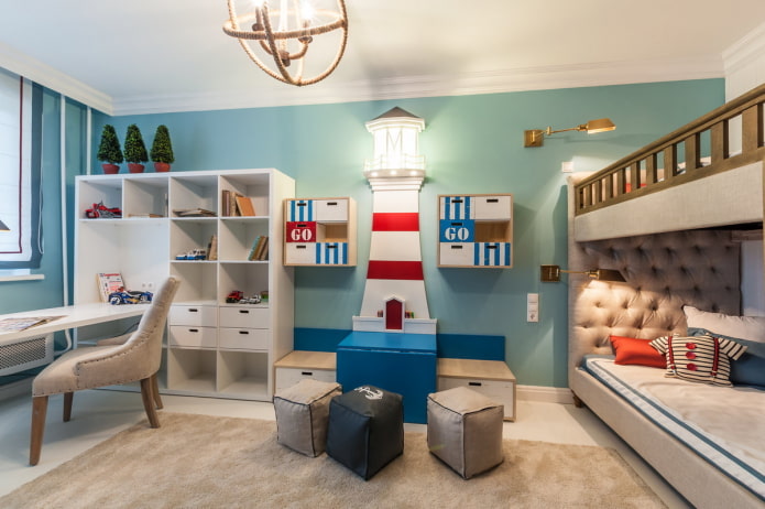 Dekor und Textilien im Interieur eines Kinderzimmers im Marinestil