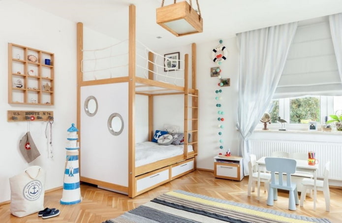 Dekor und Textilien im Interieur eines Kinderzimmers im Marinestil