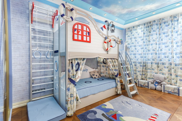 Möbel im Interieur des Kinderzimmers im Marinestil