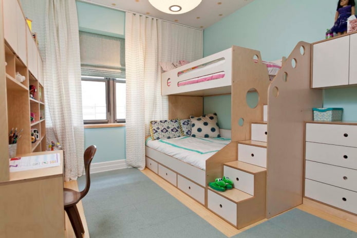 ein zweistöckiges Modell aus Faserplatte in einem Kinderzimmer