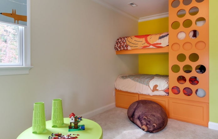 Orangefarbenes Etagenbett im Kinderzimmer