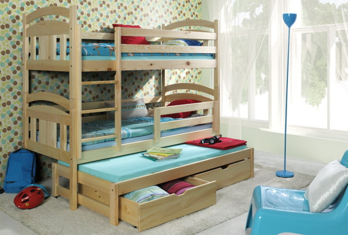Zweistöckiges Modell in einem Kinderzimmer für drei Kinder