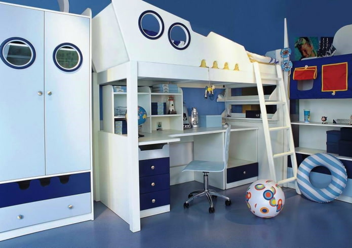 Zweistöckiges Modell in einem Kinderzimmer im Marinestil
