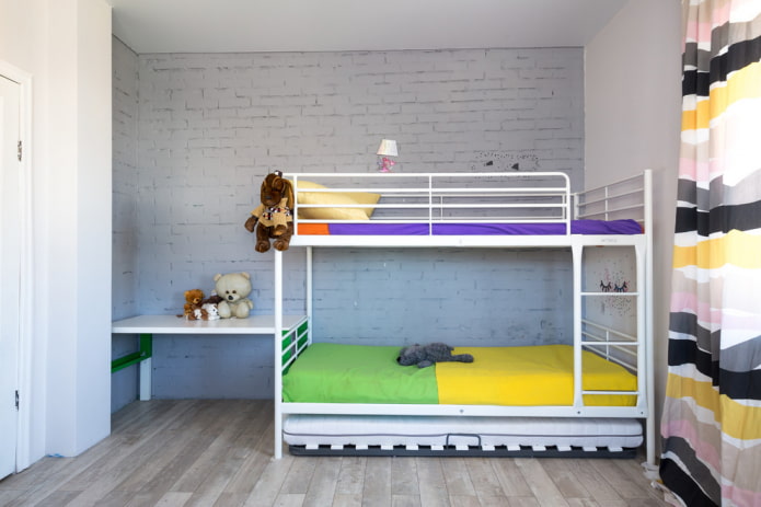Etagenbett aus Metall im Kinderzimmer
