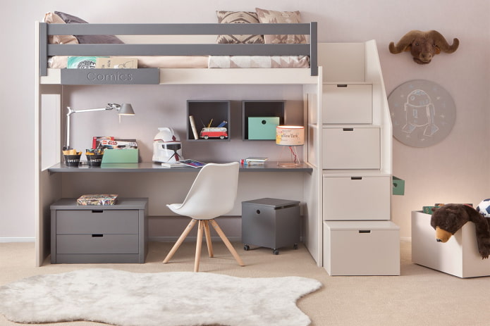 Etagenbett in einem Zimmer für ein Kind