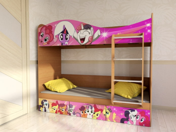 Etagenbett-Modell mit Bildern im Kinderzimmer