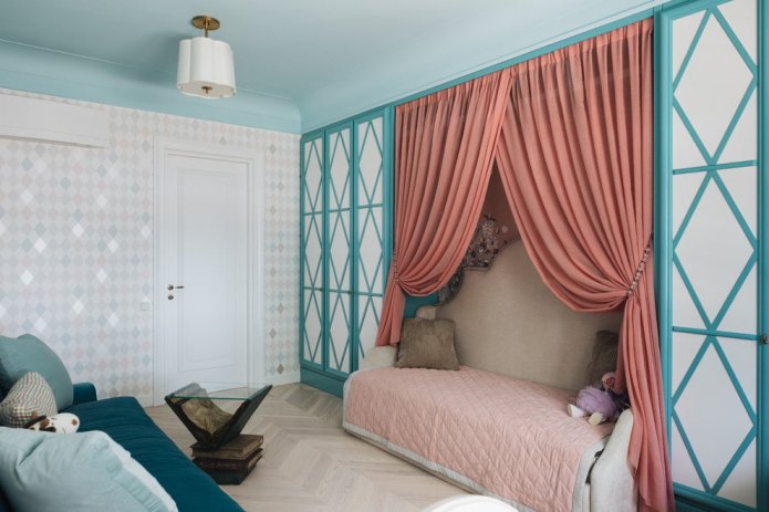 Blau-rosa Interieur eines Kinderzimmers