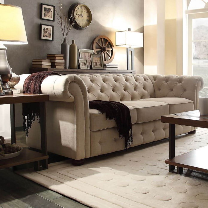Helles Sofa mit Kutschenkupplung