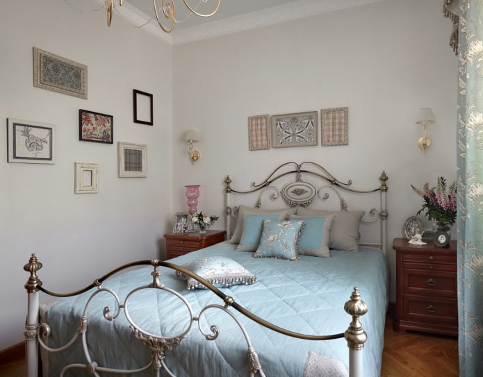 Bett in einem kleinen Schlafzimmer