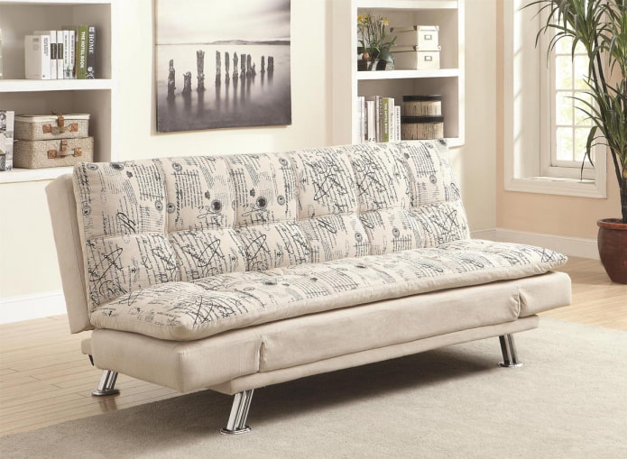 Helles Sofa im Wohnzimmer
