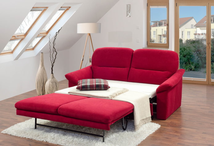 rotes Schlafsofa im Innenraum