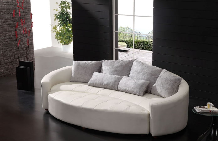 ovales Klappsofa im Innenraum