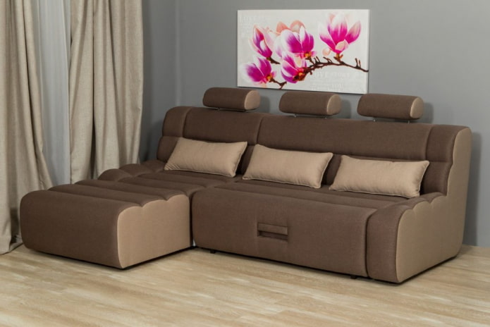 Klappsofa mit Kopfstützen im Innenraum
