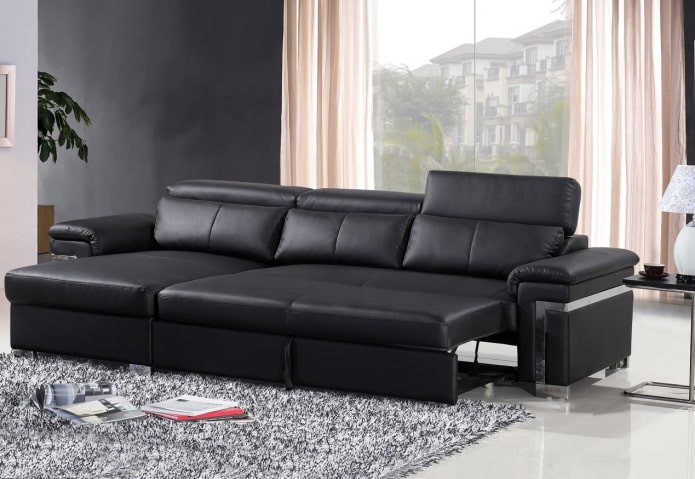 schwarzes Klappsofa im Innenraum