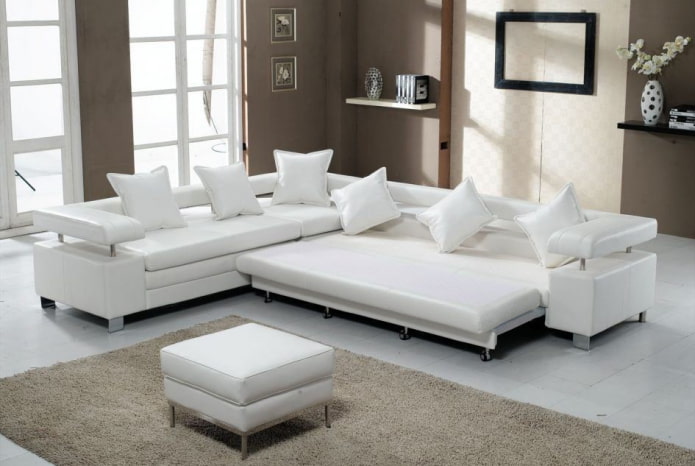 weißes Klappsofa im Innenraum